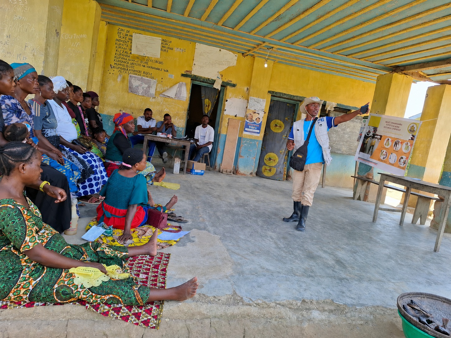 Échanges communautaires sur les mesures barrières contre Ebola dans l’aire de santé de Kapea